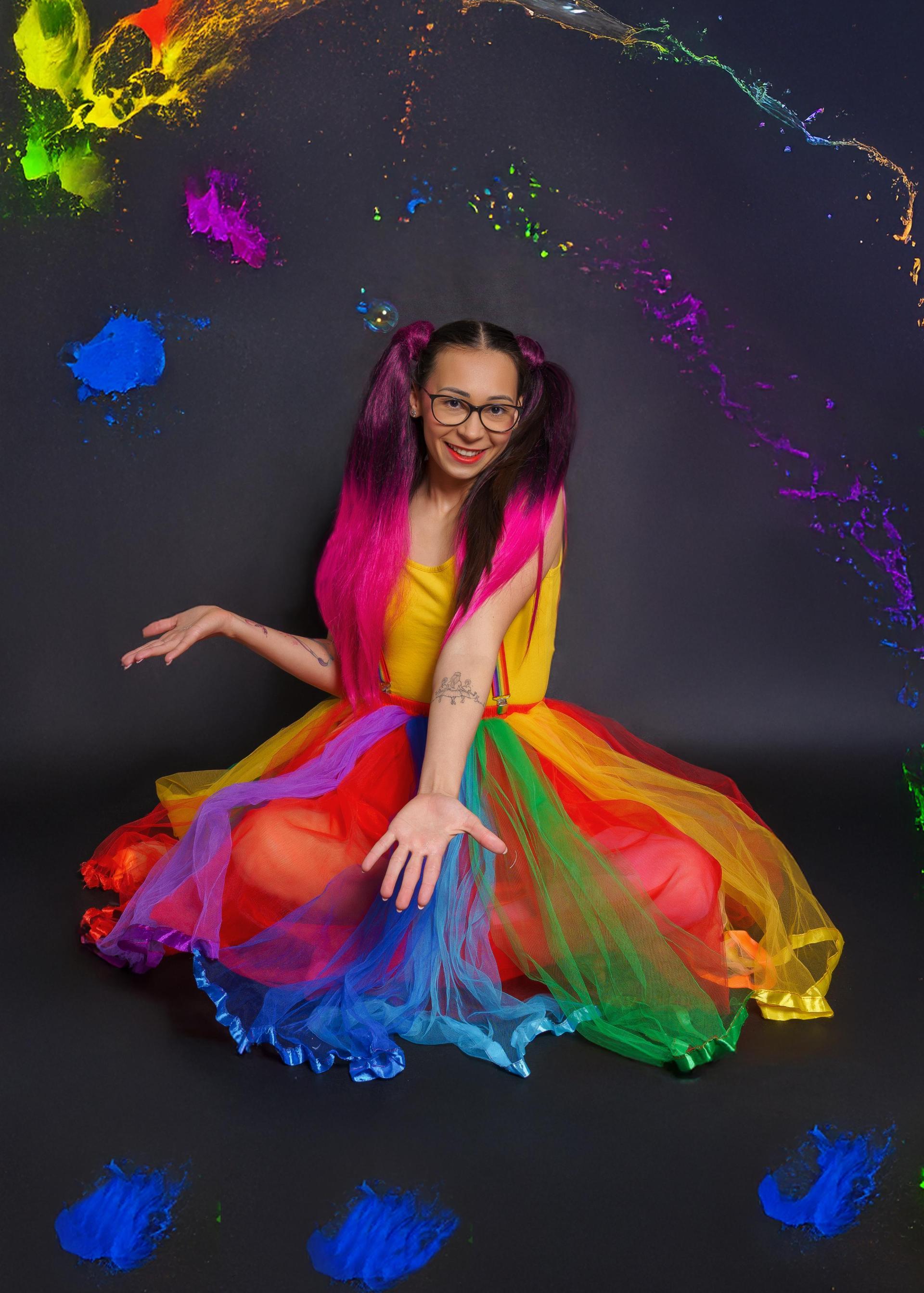 Koncert s Maskotom - 40min vystupenie + fotenie s maskotom , vlastné slovenske piesne , omaľovánky pre deti ako darček. Spolu trvanie cca 60min. Cena orientačná v závislosti od objednávateľa. Škôlky majú za vystúpenia inú cenu ako Obce a súkromné detské oslavy. V ponuke mám viac balíčkov a variant , Koncert mini bez maskota , koncert s maskotom a koncert maxi s viacerými maskotmi. Cena sa odvíja od dĺžky podujatia , počtu maskotov a ďalších aktivít.