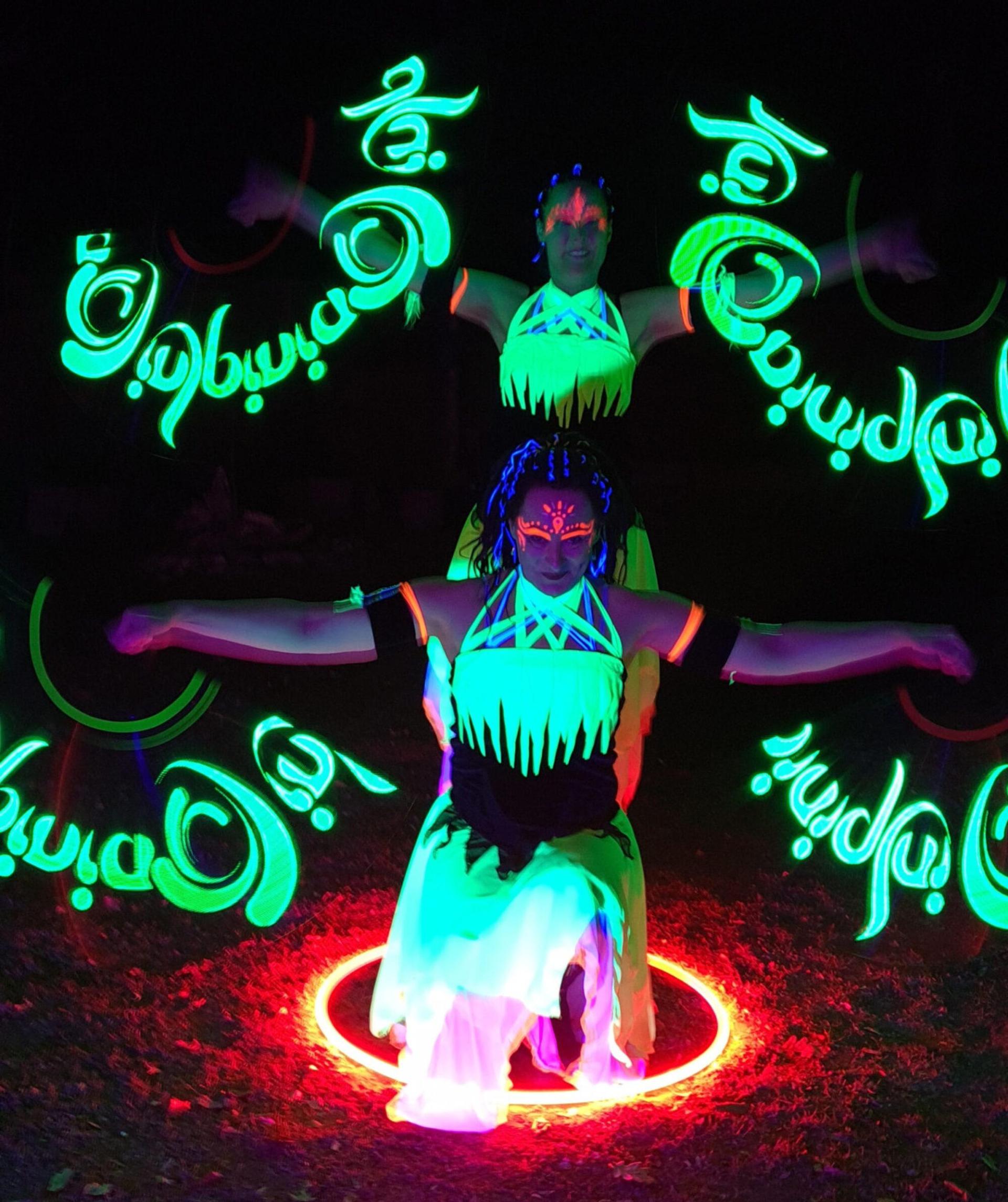 LED SHOW s vašim logom - Svetelná show Inspinia je pestrofarebné predstavenie v tme, moderná dynamická show s magickou atmosférou. Prostredníctvom tanca s modernými LED zariadeniami vyčarujeme na pódiu krásne mandaly, vzory a obrázky, ktoré sú sofistikovane naprogramované do hudby. Na želanie zobrazíme vaše logo, značku alebo iné nápisy a obrázky podľa dohody.

2 TANEČNICE / 13 MINÚT