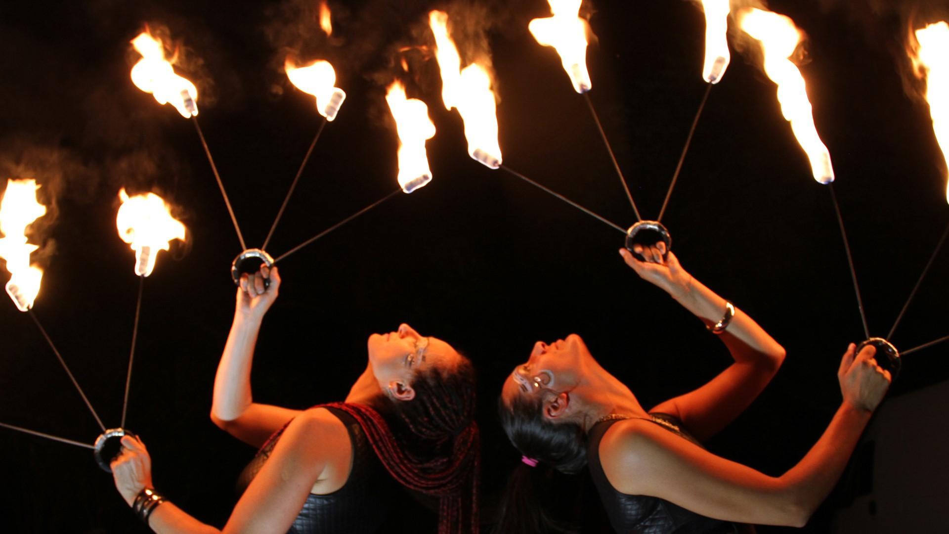 FIRE SHOW - elegantný tanec s ohňom - Fire show Inspinia je elegantná ohňová šou, horúci tanec s ohňom, ktorý vás prenesie do exotickej noci za splnu mesiaca. Obdivuhodné umenie ohňa a dokonalé choreografie v podaní dvoch talentovaných tanečníc vás očaria. S ľahkosťou ovládajú ohnivé náradie ako sú vejáre, poi, palice a hula hoopy a na záver show odpália farebné dymové a iskriace pyro efekty. Ohňová šou Inspinia spríjemní a rozžiari každý jeden event.

Malá fire show s dvomi tanečnicami je vhodná na menšie akcie ako sú svadby, oslavy, firemné eventy alebo do klubov a na večierky v interiéri.

2 TANEČNICE / 15 MINÚT