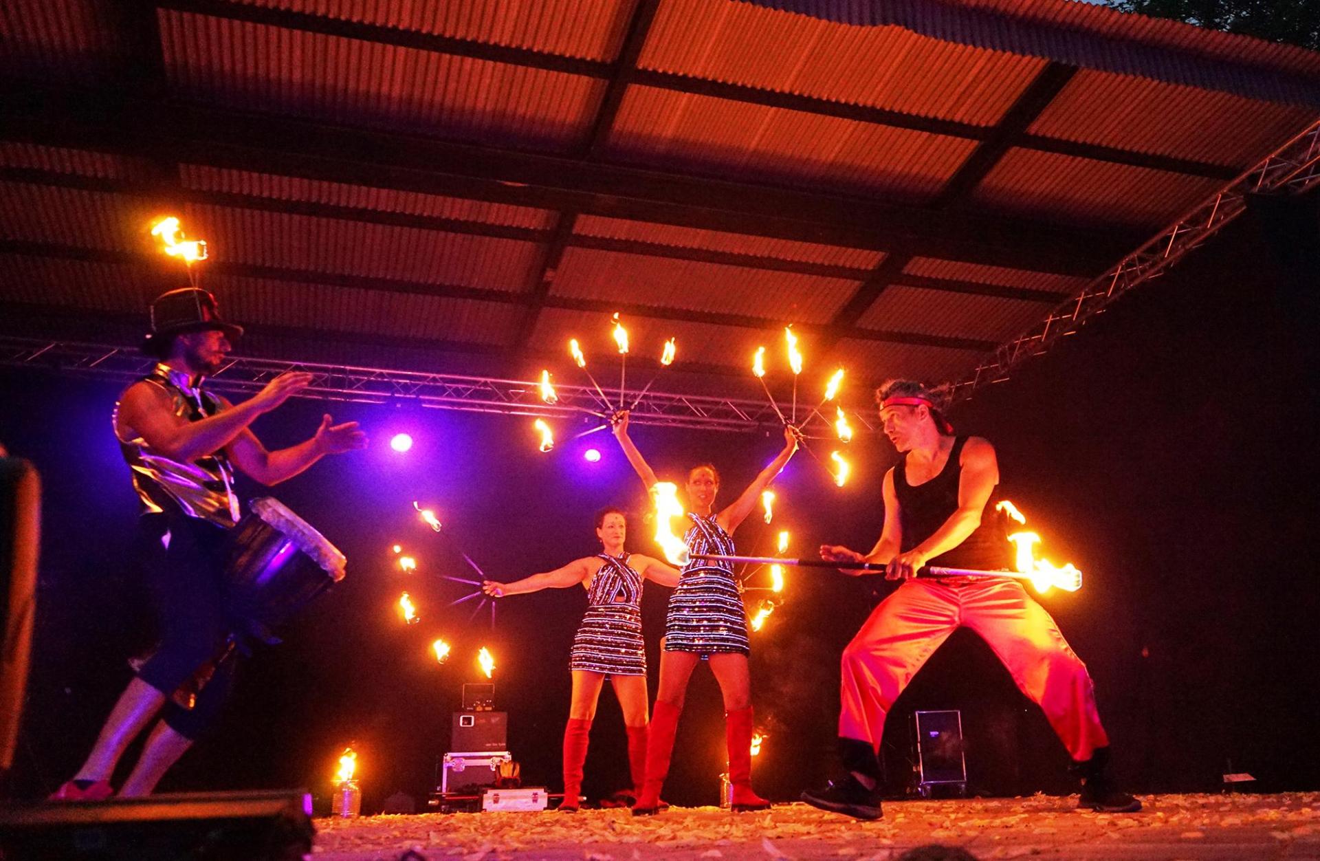 FIRE SHOW - živelná ohňová šou - Fire show Inspinia so štyrma artistami je živelná ohňová šou, v ktorej bojujeme s vlastnými démonmi. Pod rúškom tmy prichádza silné pokušenie zahrávať sa s ohňom, až kým opäť nevyjde slnko. Živé bubnovanie a prvky bojových umení v kontraste s ladnými tanečnicami sú zárukou silného zážitku, ktorý budete vnímať všetkými zmyslami. Iskriace pyro efekty na záver show dodajú každému eventu slávnostný nádych.

4 TANEČNÍCI / 25 minút

Klasická fire show je vhodná na veľké pódiá alebo námestia, kde je dostatok priestoru aj pre veľké ohnivé efekty a pyro fontány.

4 TANEČNÍCI / 15-25 MINÚT