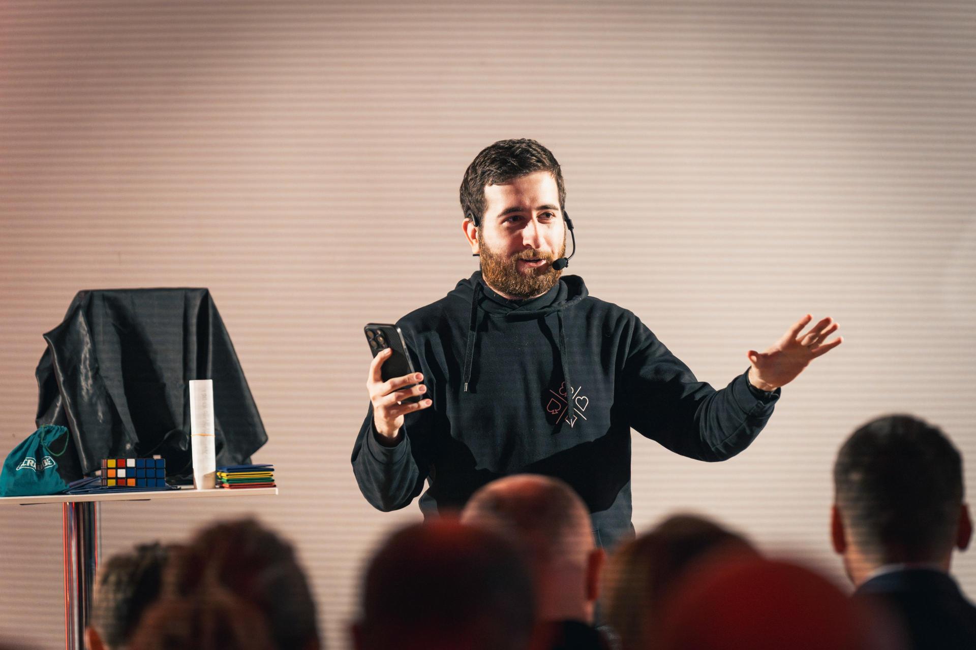 Firemná Šou - Vynikajúca voľba pre váš firemný večierok alebo teambuilding, ktorý má spájať zábavu a interakciu medzi kolegami. Celé vystúpenie je zamerané tak, aby do vášho podujatia prinieslo nezabudnuteľné momenty a zábavu pre vás a vašich kolegov. Pri objednaní tejto služby v dostatočnom predstihu vás počas mojej šou prekvapia rekvizity s logom vašej firmy, prípadne rekvizity, ktoré vaša firma vyrába alebo predáva – Je však nutné poskytnúť potrebné veci, ktoré si spolu dohodneme. Postarám sa o to, aby boli všetci vaši zamestnanci alebo kolegovia zapojení do vystúpenia, ktoré bude sprevádzané príjemnou atmosférou, pri ktorom sa spolu môžu ľudia pohodlne baviť a vytvárať si spoločné spomienky. Uvidíte tie najlepšie kúzla v súčasnosti, ktoré predvádzajú kúzelníci vo Vegas na vlastné oči. Nechajte ma postarať sa o to, aby všetci vaši zamestnanci spomínali na tento deň v najlepšom!