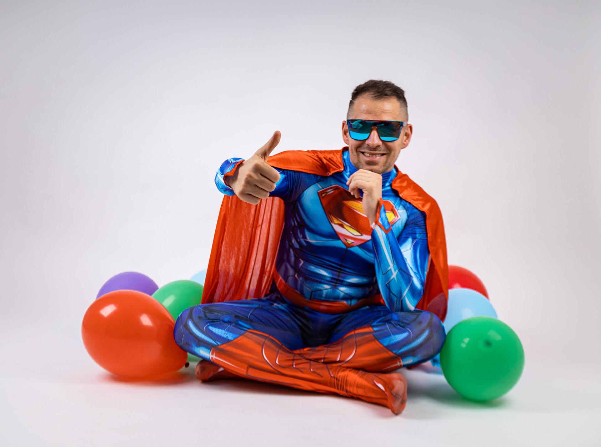 Karneval pre MŠ a ZŠ – tematický program - Ponúkame profesionálny karnevalový program pre materské a základné školy.

Program: Karneval odštartujeme slávnostným privítaním moderátora / animátora v tematickom kostýme superhrdinu (Superman, Aquaman, Flash, Spiderman...), ktorý celý program moderuje. K nemu sa pridá veselý maskot (podľa výberu) a spolu roztočia karneval plný hudby, balónov, tanca, aktivít a zábavy.

Program zahŕňa diskotéku, pohybové aktivity, súťaže, balónové a bublifukové hry, animátorov a maskotov. Deti sú aktívne zapojené počas celého priebehu a program je vždy prispôsobený ich veku a počtu.

Karneval je vhodný pre väčšie skupiny detí, školské podujatia a tematické dni.

Cena sa odvíja od počtu detí, dĺžky programu a vzdialenosti.