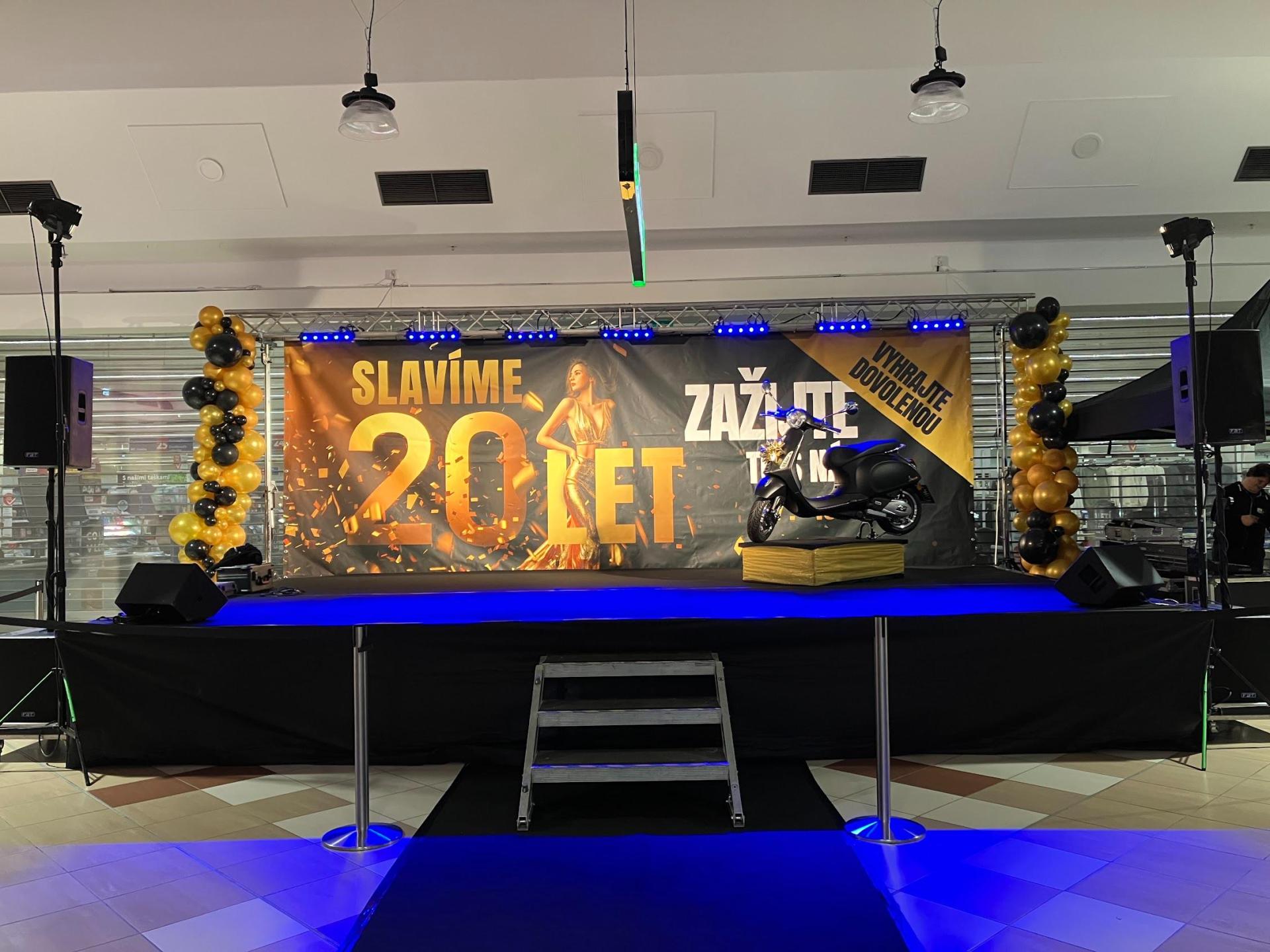 Osvetlenie - B Variant - Kompletne osvetlenie podujatia
2x 2kw DesiSt na stativoch
6x LED bar
4x Blinder
1x Avolites
set kabelaz