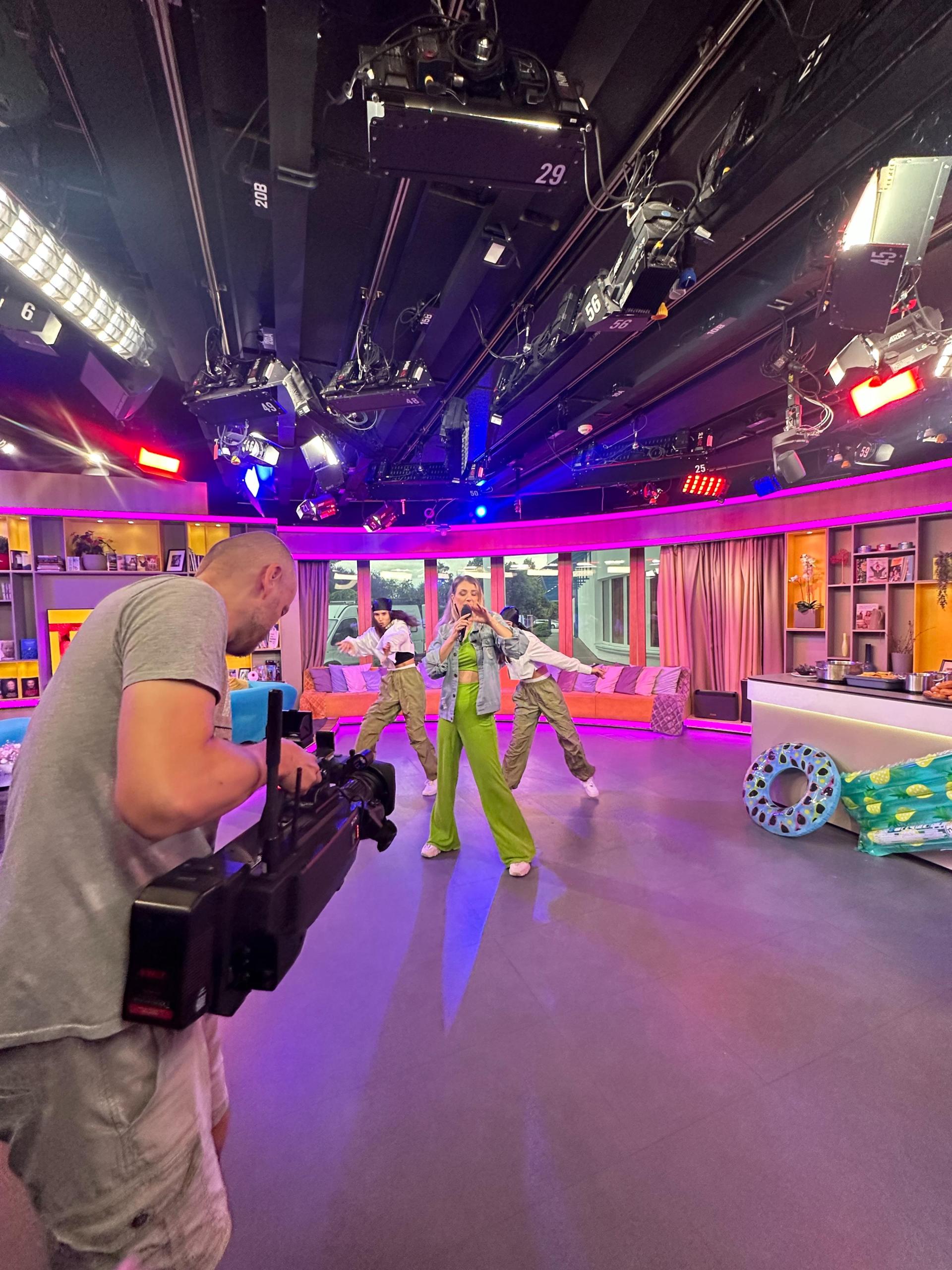 Spevácka show s tanečnicami a DJom - Tanečno-hudobná show s DJom a tanečnicami. Playlist je zložený z vlastnej tvorby a popových tanečných aranžmá svetových hitov, všetko maximálne prispôsobený atmosfére podujatia.