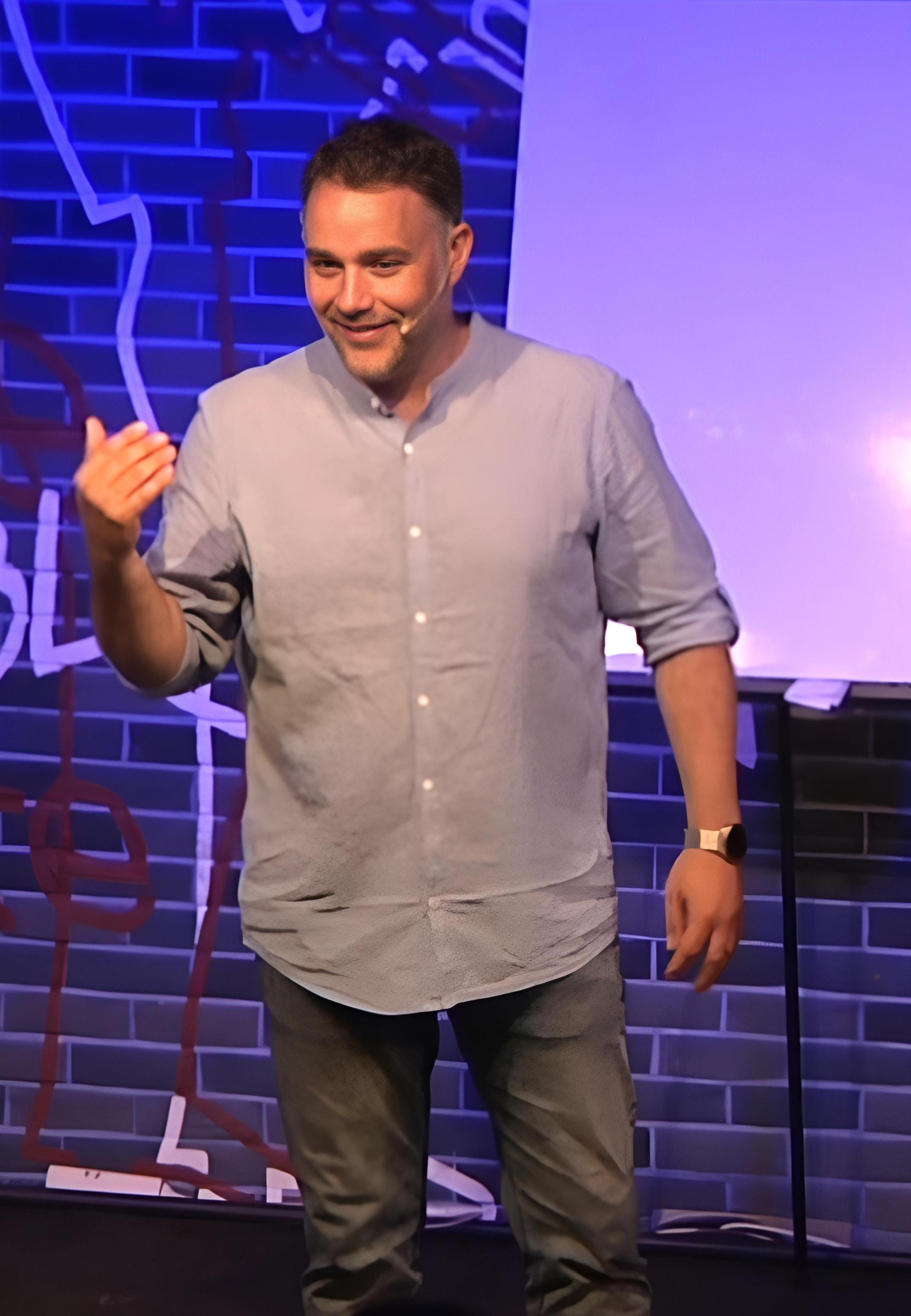 AKO ICH NEZABIŤ - komediálna One Man Show (30-40 min.) - One Man Show z autorského pera Petra Gecíka, napísaná na motívy prednášok Marka Gundora.  Zábava na tému vzťahov medzi mužmi a ženami. Show má aj edukačný charakter a ponúka vtipný pohľad na to, ako spolu vo vzťahu žiť a "prežiť".
Show nie je náročná na priestor. Ide o jedného účinkujúceho, nenáročné na priestor.
Predstavenie je vhodné do klubov, kinosál, štúdií, malých  aj veľkých sál bez obmedzenia počtu divákov.
Technické nároky: mikrofón
Dĺžka show: 30 - 40 minút
