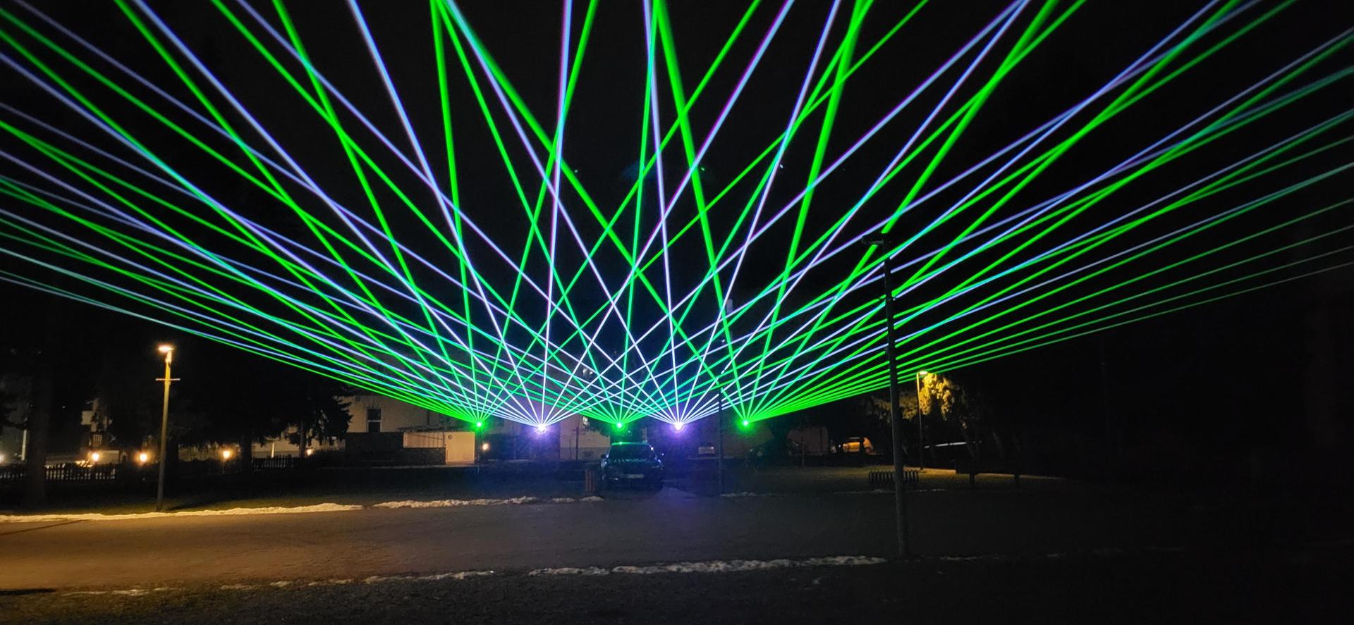Laserová show /beam sow/ do exteriéru - 🎉 Profesionálna Laserová Show pre Váš Event! 🎉
Ponúkame jedinečnú laserovú show, ktorá vytvorí nezabudnuteľnú audiovizuálnu atmosféru a silný zážitok pre účastníkov vášho podujatia. Nechajte sa očariť precíznosťou a krásou našich laserových efektov, ktoré zvýraznia každú príležitosť. 
Neváhajte nás kontaktovať a zabezpečte si jedinečný zážitok už dnes!

Spoločnosť MIROXX  je na trhu od roku 2011, kedy fungovala pod názvom MIROXX LaserShow. Po štyroch rokoch sa pretransformovala na spoločnosť s ručením obmedzeným. Hlavným zameraním spoločnosti je prenájom laserových projektorov, príslušenstva, programovanie laserových show, 2D a 3D grafické laserové show, laserové mapovanie áut a budov, laserová reklama a komplexná realizácia lasershow. 

Behom našej histórie sme nabrali mnoho skúseností pri realizáciach laserových show rôznych formátov a veľkostí. Máme bohaté skúsenosti s organizáciou firemných več
